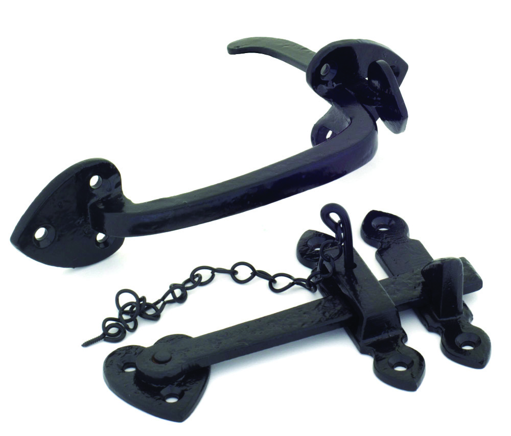 Black Cast Thumblatch Set with Chain in-situ