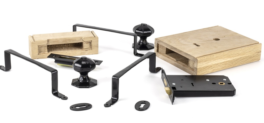 Black Oak Box Lock & Octagonal Knob Set in-situ